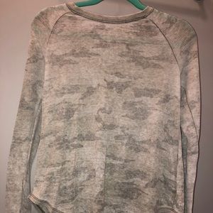 AEO CAMO LONG SLEEVE TOP!